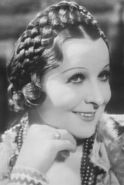 Olga Augustová as kabaretní zpěvačka Pavla Garbo