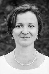 Marta Vítů as Lady on the bus