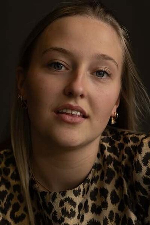 Linde Tijhof as Romy Ottink