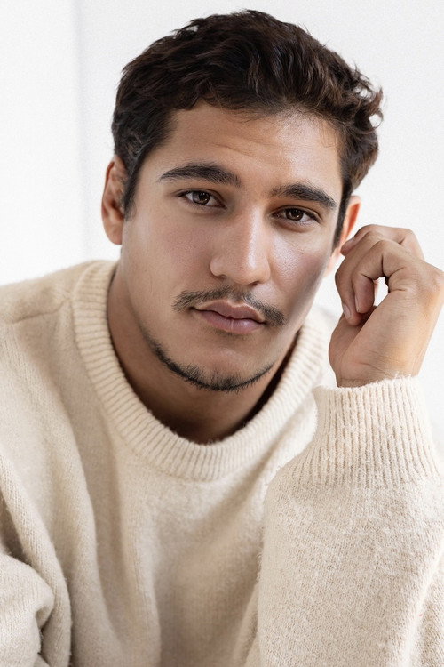 Gabriel Robles as Guitarrero