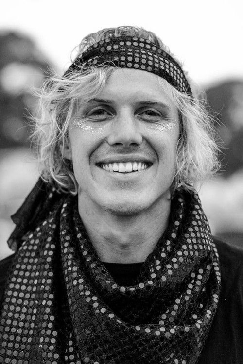 Tyrone Lindqvist as Lesley