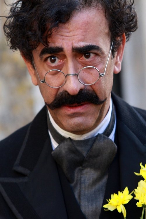 Franco Costanzo as Ragioniere Cardillo