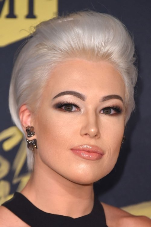 Ashlee Hewitt as Elle Daniels