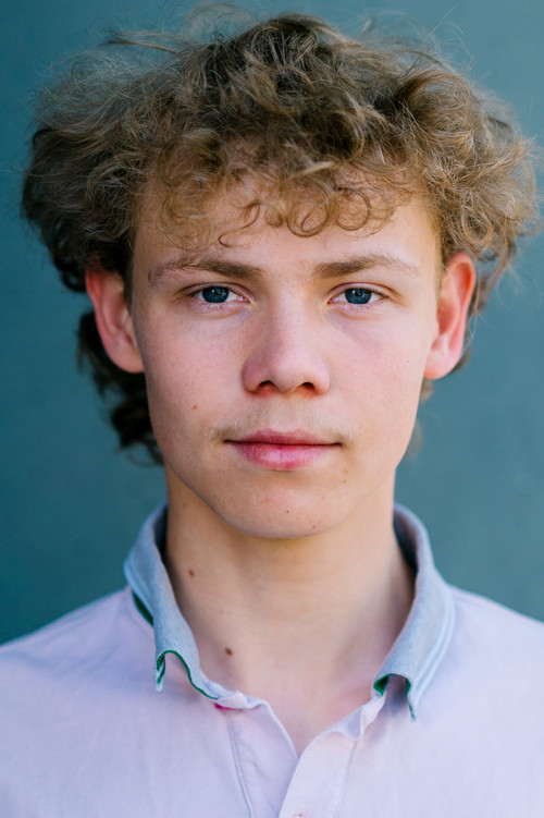 Jona Levin Nicolai as Lars