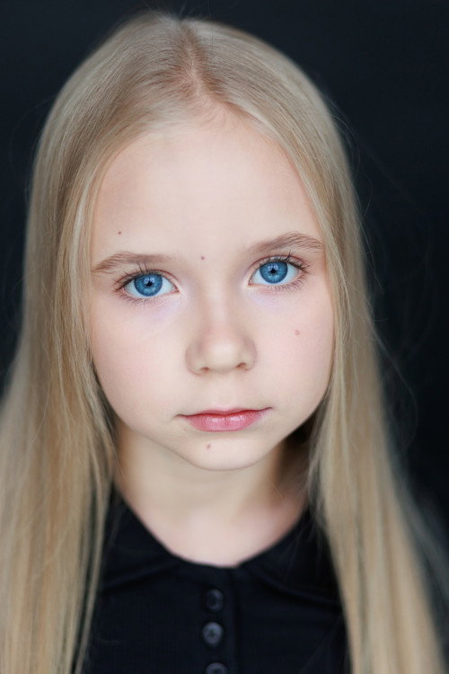 Стефания Миронец as Маша