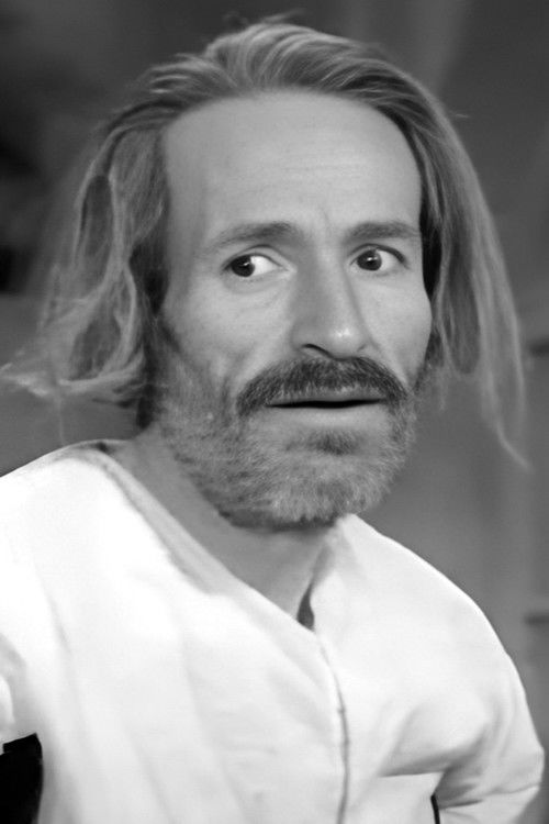 Guillermo Bravo Sosa as El Cojo - Tío de María