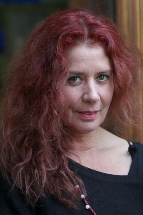 Pía Salas as Marty's Girlfriend