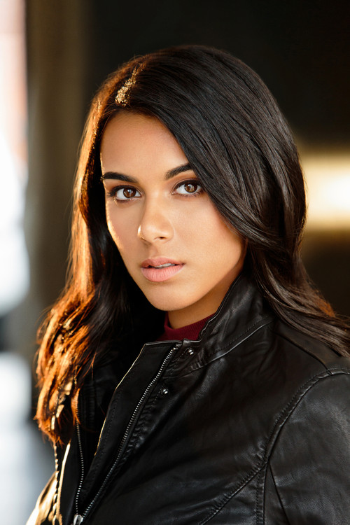 Rachel Thundat as Zoey