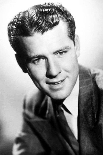 Gordon Oliver as Marine Officer Seeking Room