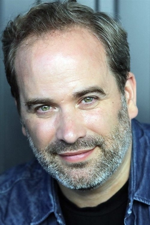 Arnaud de Montlivault as Prêtre