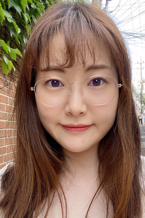 Lee Da-eun as Ellie (voice)