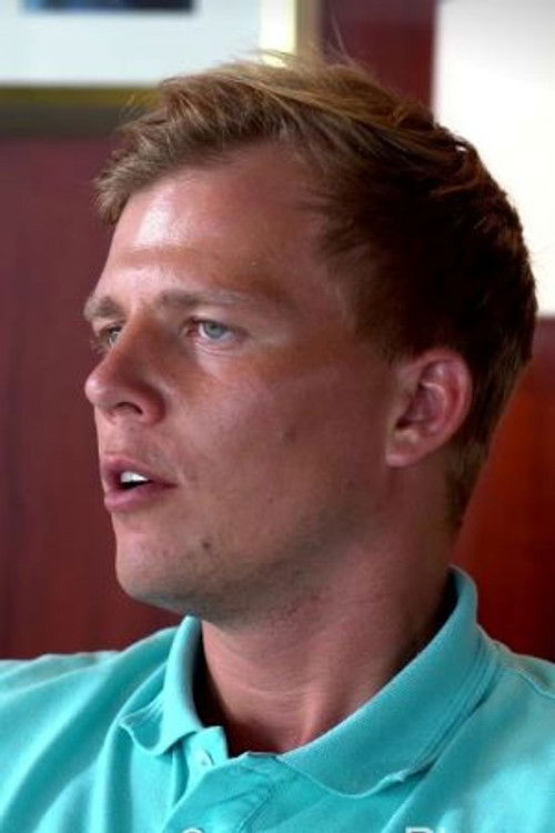 Moritz Stedtfeld as Kreuzfahrtdirektor Moritz Stedtfeld