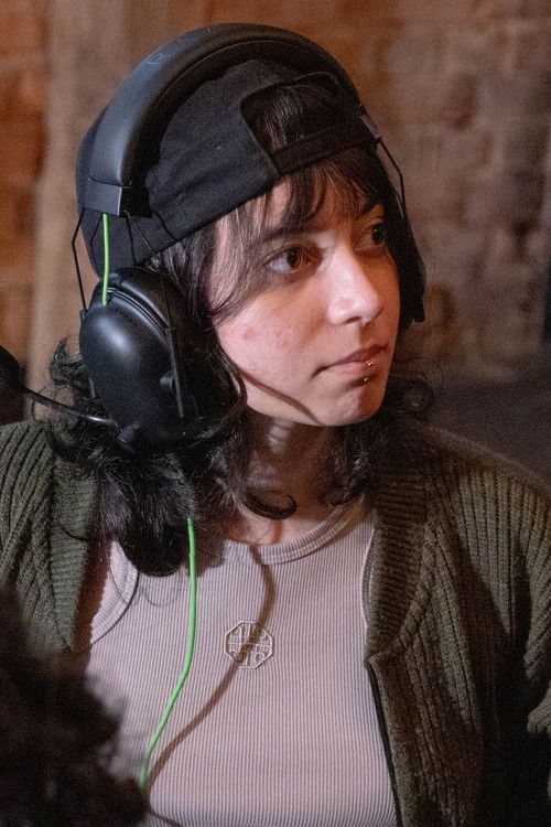 Vee Ortiz as Vee/Entrevistador