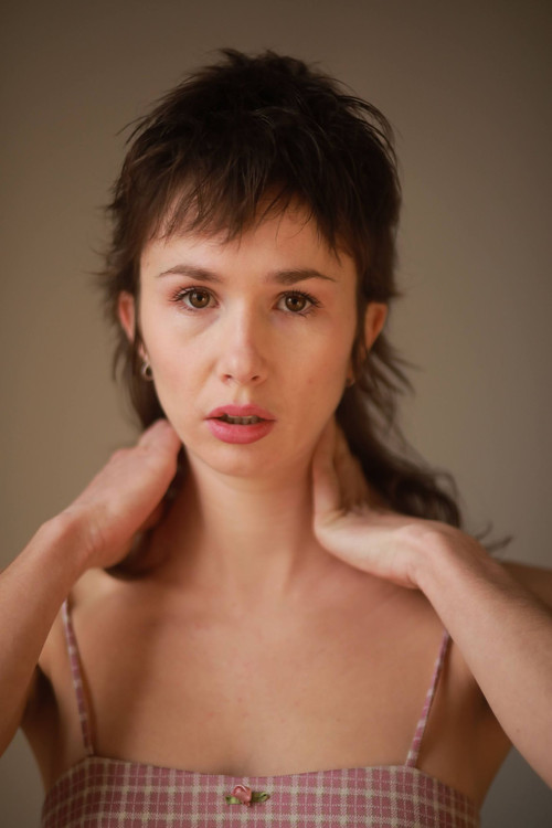 Lola Daniel as Adèle