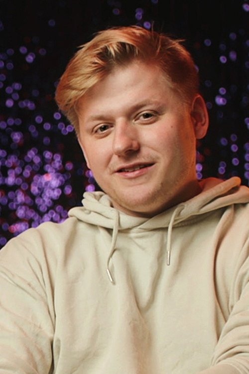 Sebastian Hotz as Gundi (voice)