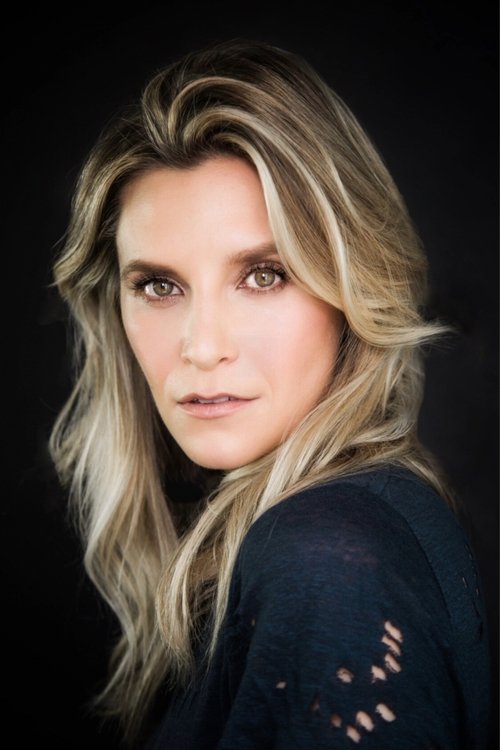 Rayisa Kondracki as Mia