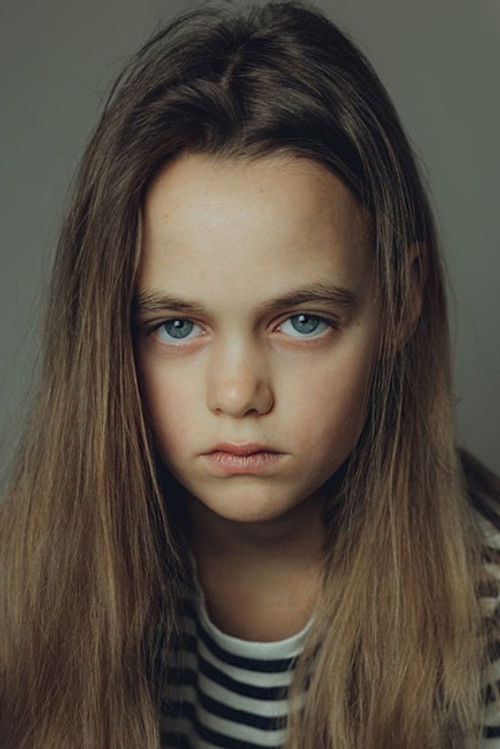 Alma Löhr as Zwilling