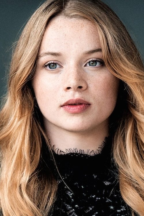 Luna Wedler as Elisa Näf