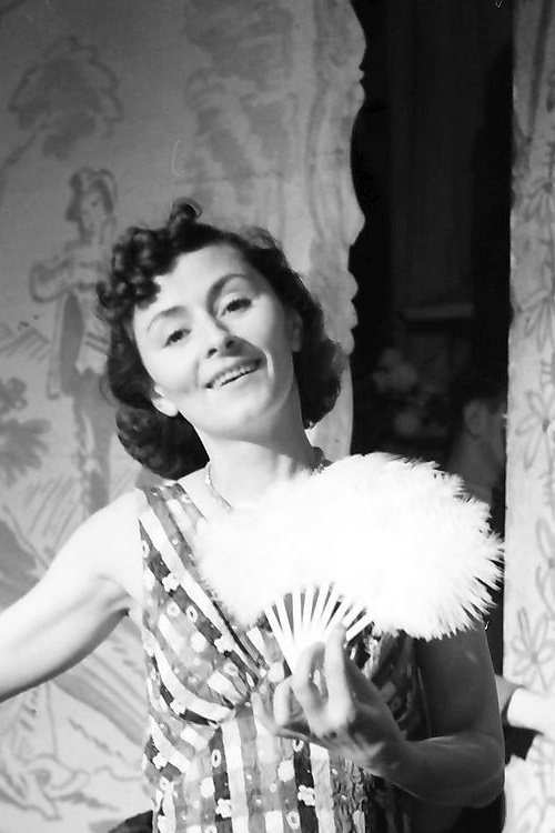 Georgia Lind as Ilse von Dermor, seine Tochter