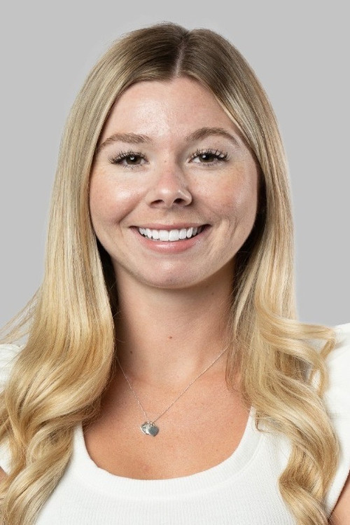 Kelsey Bell as Vivian