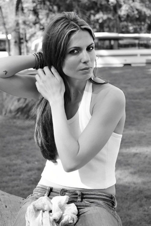 Nusia Gorgone as Assistente a teatro