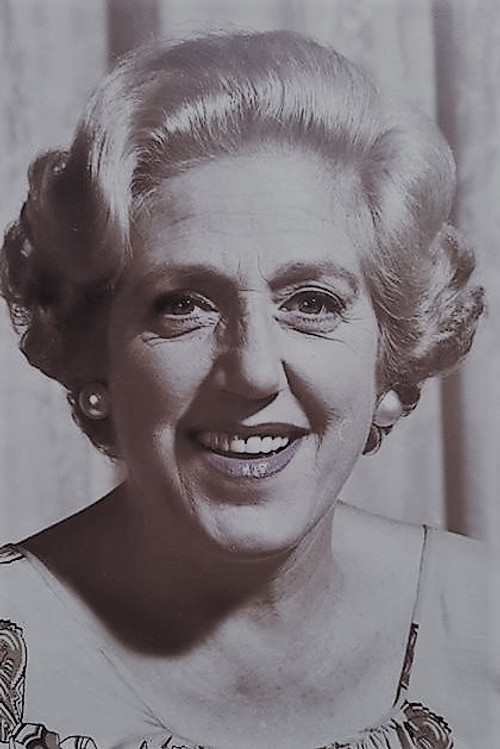 Mary Santpere as Madre de Jorge (as Mari Santpere)