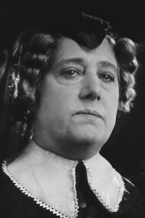 Sylviane de Castillo as La bonne du curé