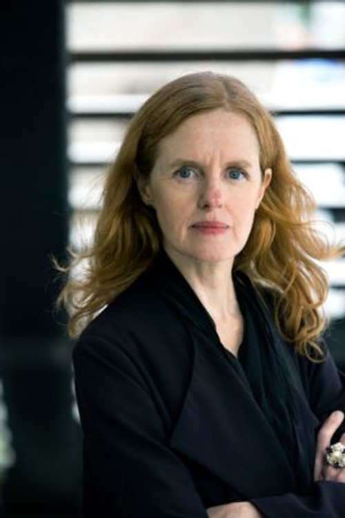 Malin Alm as Roberts mom