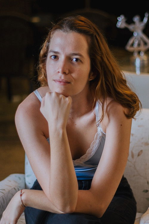 Vitória Vasconcellos as Cora