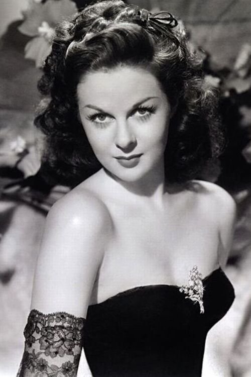 Martha Roth as Mónica de Molnar