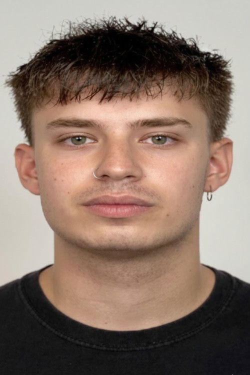 Lucas Guio as Smoker 3