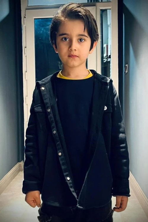 Mahoor Nemati as Babak Bayani