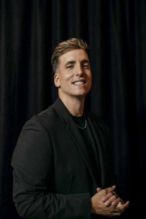 Xuso Jones as Presentador