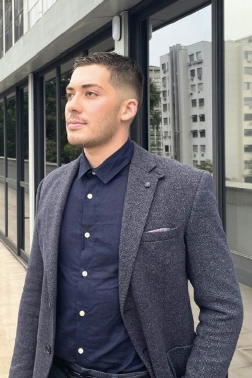 Ruan Carlos as Gustavo