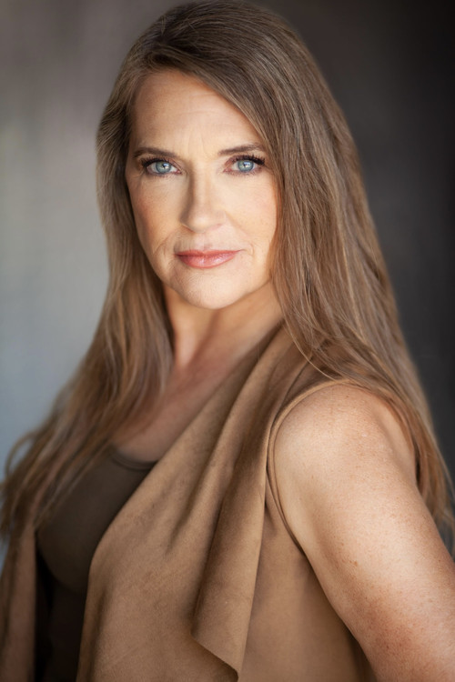 Sherry Severs as Elowen