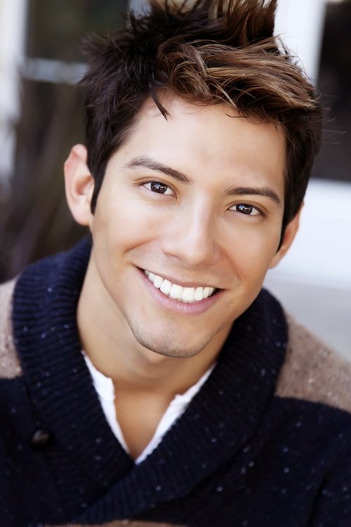 Derek Efrain Villanueva as César