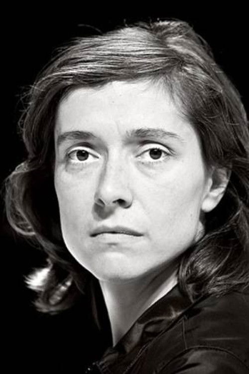 Sara De Roo as Anna, Hendrik's wife