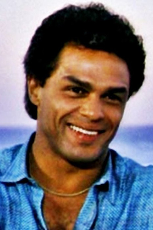 Héctor Mercado as Roger Lucas
