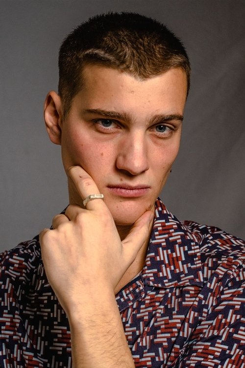 Milton Riche as Romain