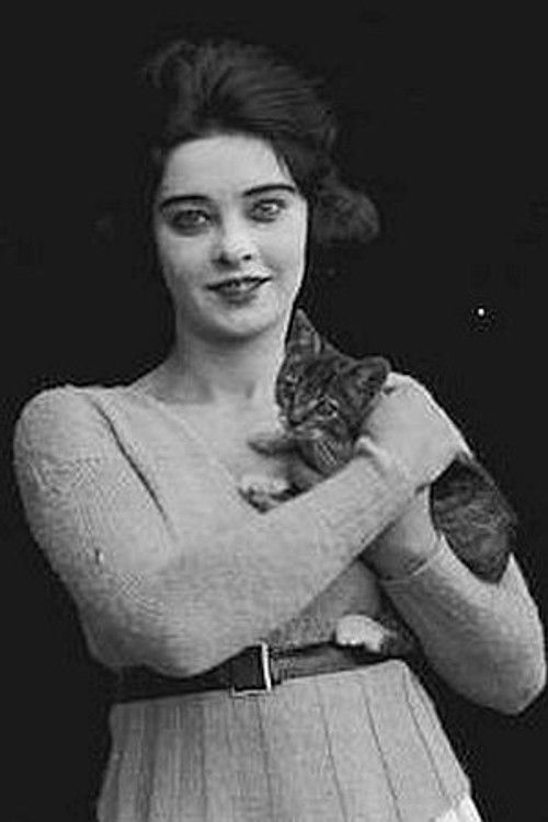 Peggy White as Zigarettenmädchen