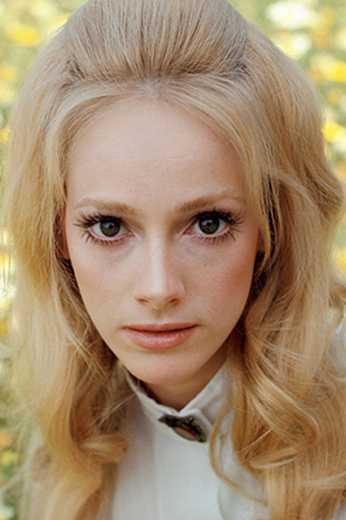 Sondra Locke as Nikki Morrison