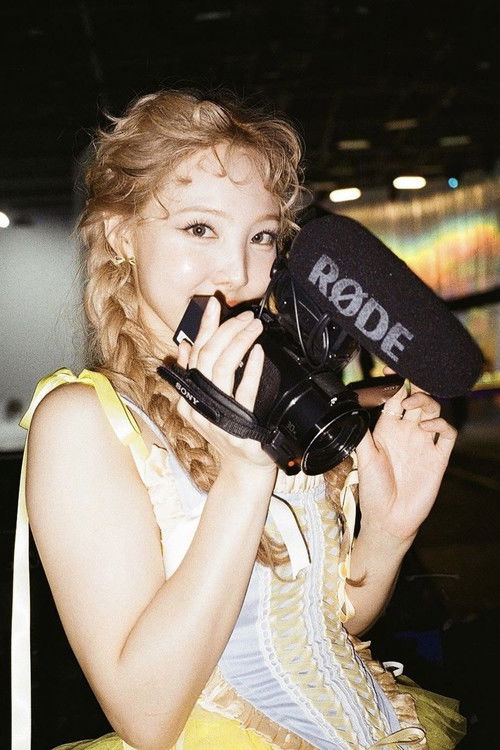 Who am I? “IM NAYEON” poster