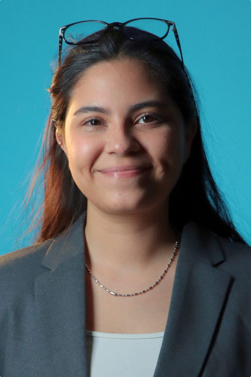 Ximena Flores Fregoso as Presentadora