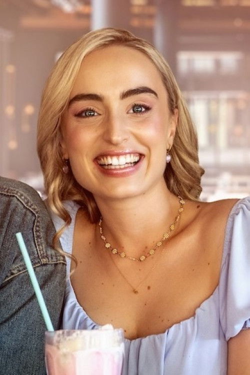 Minke Marais as Shani Brink