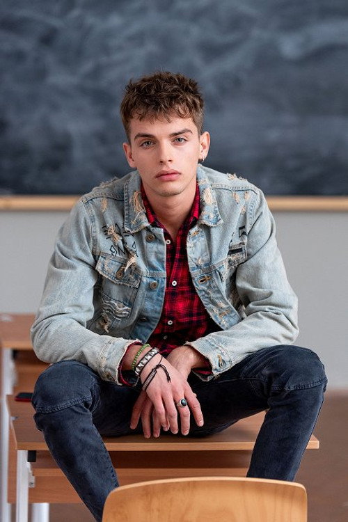 Hozák Kevin as Kecaj