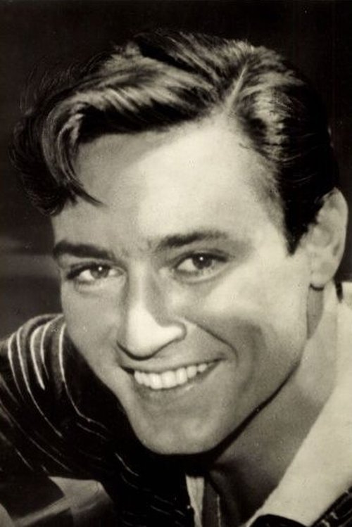 Luciano Marin as Mario