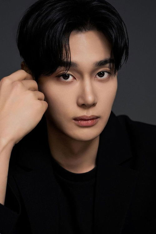 Hwang Dong-hee as Shin Yu-il