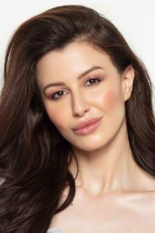 Giorgia Andriani as Karoline