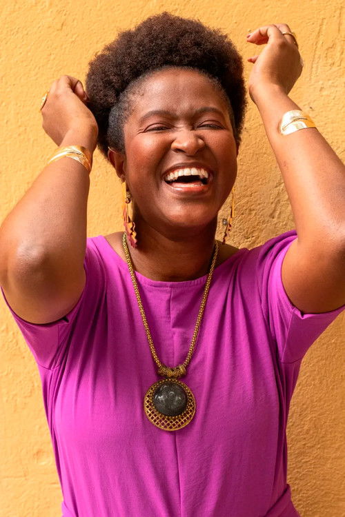 Lidiane Oliveira as Denise