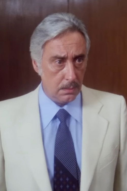 Ghirardo Leoni as il direttore della fabbrica